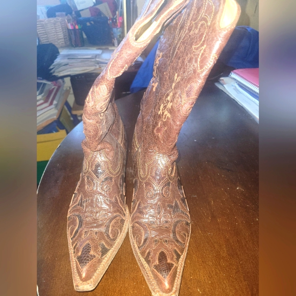 VINTAGE Brown with Brown Lizard inlay Corral pointed toe Cowgirl Boots 🤠🐎